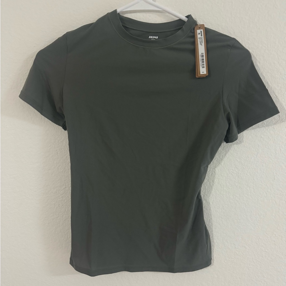 Skims fits everybody t shirt